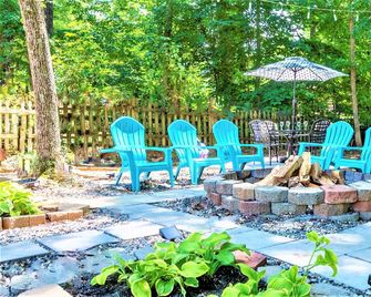 King beds Hot Tub Arcade Luxury Showers - Kernersville - Patio