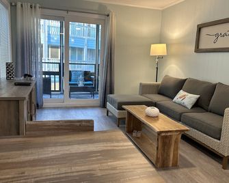 Ocean Breeze Beachfront Condo, Newly Renovated - Myrtle Beach - Living room