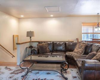 Grand Canyon 1bd Loft/Suite-Horseback Riding-Shooting-Dogs OK! - Bellemont - Living room