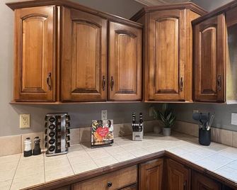 Harlan Hideaway - pool l hot tub l theater l game room - Harlan - Cocina