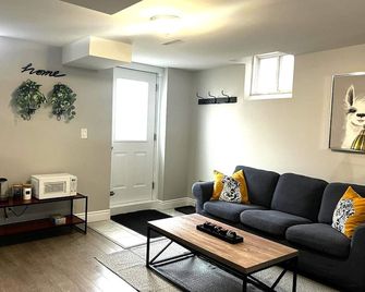 Excellent location, free parking and very clean - Milton - Living room