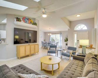 Private Pool & Park Access: Cozy South Daytona Gem - Daytona Beach - Living room