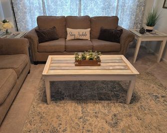 Beachy family friendly 3-bedroom house in peaceful Monroe with Lake Erie views. - Monroe - Living room
