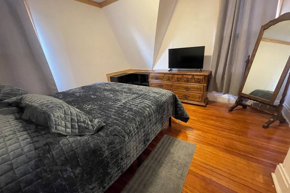 Centrally located spacious house in Valentine, 4 bedrooms, 5 beds, sleeps 8 - Valentine - Ložnice