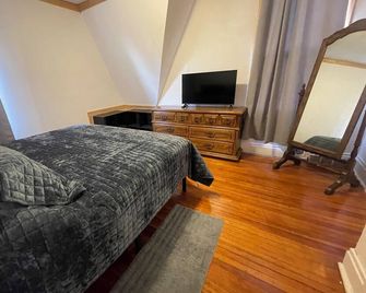 Centrally located spacious house in Valentine, 4 bedrooms, 5 beds, sleeps 8 - Valentine - Ložnice