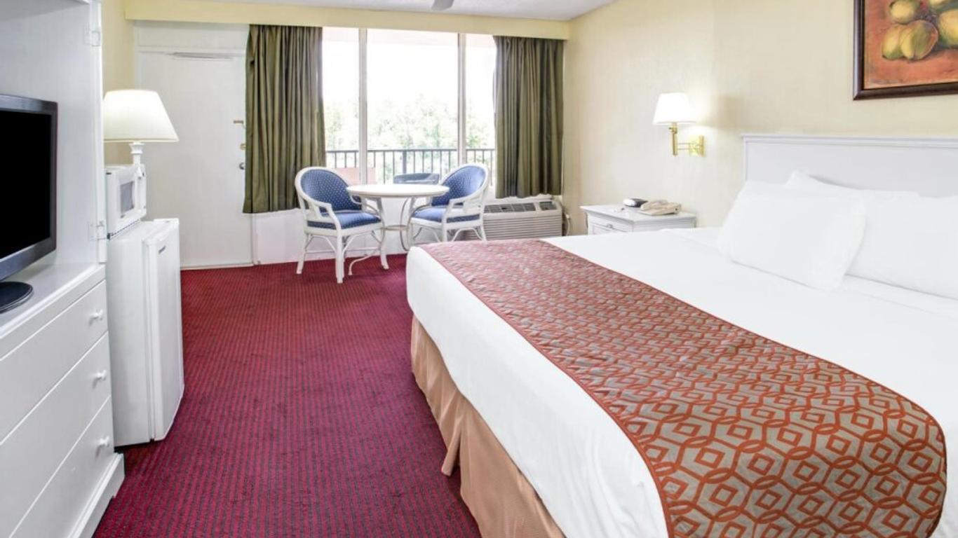 Apm Inn & Suites