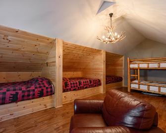Cabin close to town with lake access & hot tub - Old Forge - Bedroom