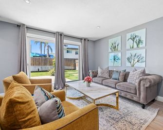 Spacious Home offers quality and comfort. - Bakersfield - Salon