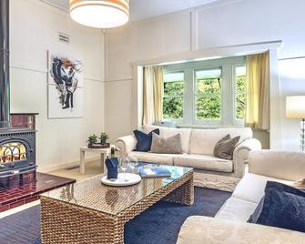 Leura Country Cottage - Leura - Living room
