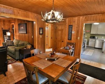 Arrowwood Lodge is a charming 1-bedroom cabin situated just a block from Lake Namakagon. - Cable - Comedor