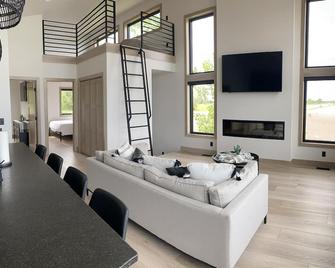 NEW Lake Poinsett beach house. Great location!! - Arlington - Living room