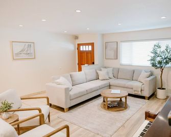 Spacious home 7 minutes away from the beach! - Schoener - Huiskamer