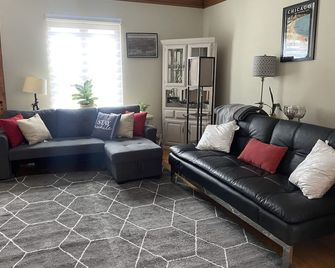 8Beds, 2Queen, 3Twin, 2Sofa sleepers. Min. to O’hare & Allstate. Free parking - Franklin Park - Sala de estar