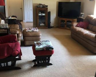 Horse show, casinos, lakes, trails, beaches nearby or just relax by the pool - Kalkaska - Living room