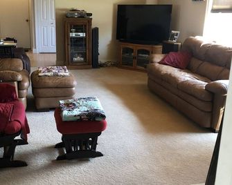 Horse show, casinos, lakes, trails, beaches nearby or just relax by the pool - Kalkaska - Huiskamer