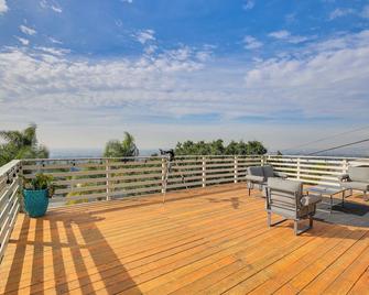 Bright Whittier Home w/ Pool Table + Spacious Deck - Whittier - Balcony