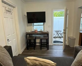 Tiny cozy house - Alhambra - Living room