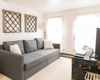 Mins to Local Shops, Brewery & More! Downtown 1BR Suite! - Grand Rapids - Soggiorno