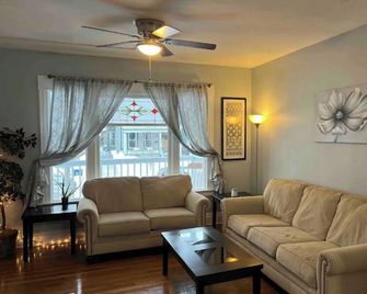 Beautiful furnished 2 bdr great location Elmwood - Buffalo - Living room
