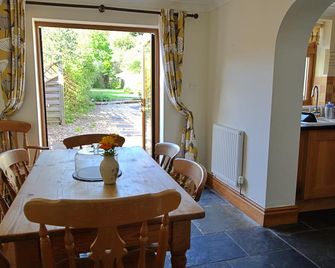 Bridge Cottage Hot tub Enclosed garden Tranquility - Gloucester - Dining room