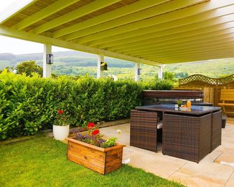 Standard-Bungalow-Private Bathroom - Newry - Innenhof