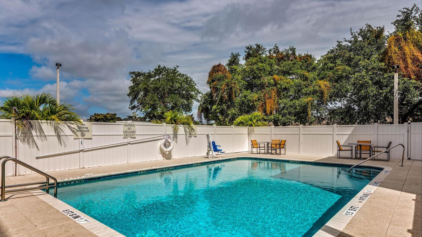 Holiday Inn Express & Suites Boynton Beach West By IHG