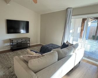 Charming cozy 3-bedroom 2-bath house - Merced - Sala de estar