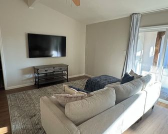 Charming cozy 3-bedroom 2-bath house - Merced - Sala de estar