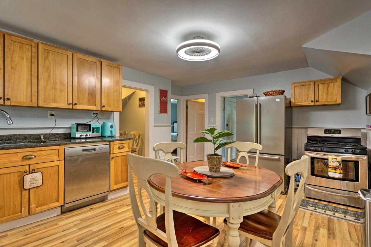 Lovely Stoughton Getaway Near Train Station!
