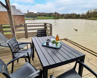 Lakeside Chalet with Private Fishing Dock, Terrace, and Game Room - 5-7 Guests - Villiers-Charlemagne - Patio