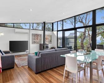 Ocean View Treetops Retreat - Skenes Creek - Pokój dzienny