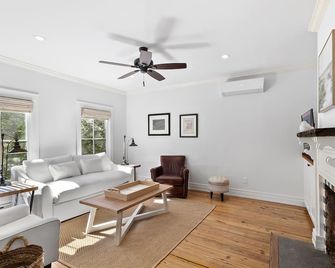 Cottage in East Hampton - just outside of the village - East Hampton - Living room