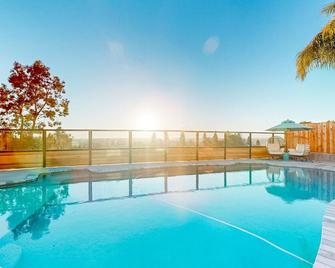 Perfect oasis with saltwater pool, games, firepit, massage chair - dog-friendly - San Diego - Piscina