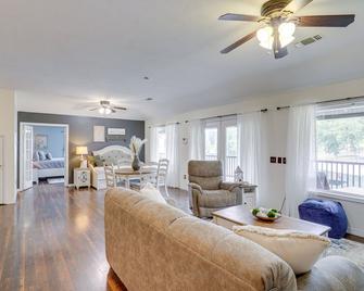 Lakefront Horseshoe Bend Home with Boat Dock! - Horseshoe Bend - Sala de estar