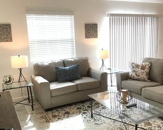 Charming 2 Bdrm 2 Bath Sm Dog Friendly Patio Villa W/Free Wifi - Wildwood - Living room
