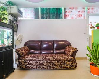 Fabhotel The Green Leaf - Hyderabad - Living room