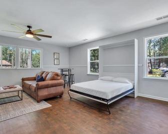 Southern Splash Retreat Poolside Paradise By Gsu - Statesboro - Bedroom