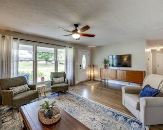 Peaceful Haven ~ 4 Br, 5 Beds/5 Tvs ~ Pet Friendly - Radcliff - Living room