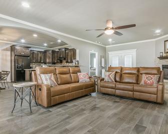 Cheerful 3 Bedroom Home, King Bed, 10 min from Palo Duro Canyon, Fireplace, Washer Dryer - Canyon - Soggiorno