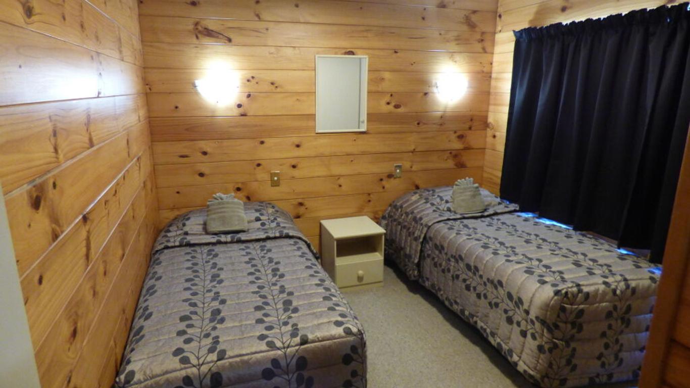 Cedarwood Lakeside Motel & Conference Venue