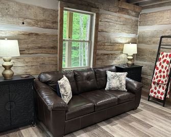 Cozy Love Shack: Rustic Log Cabin, Outdoor Living Room/Treehouse, & Fireplaces - Cookeville - Living room