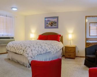 Lodge Room 1 with Jacuzzi Tub at Green Springs Inn - Ashland