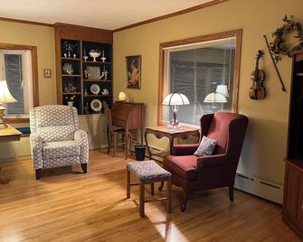 Charming, well-loved 3-bedroom home with WiFi in Crystal Falls - Crystal Falls - Living room