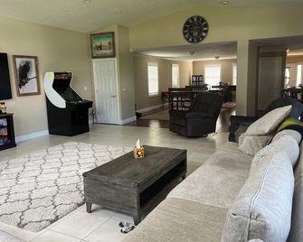 Pontiac Elks Oaks Golf Course plenty of fun and room for everyone - Pontiac - Living room