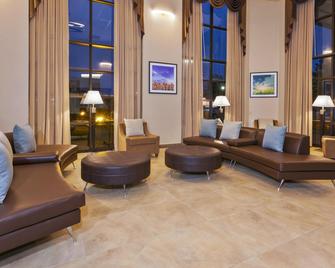 Candlewood Suites Grand Rapids Airport - Grand Rapids - Living room