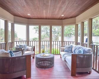 Beautiful backyard pool deeded beach rights - Truro - Living room