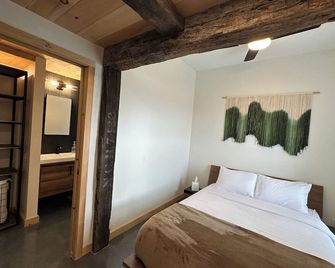 Brewery Bungalow w/ Hot Tub and Seneca Lake Views. - Burdett - Habitación