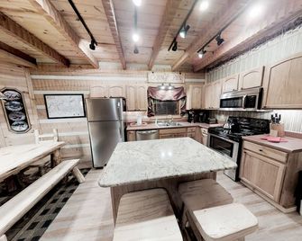 Streamsong Secluded Creek View Cabin with Hot Tub and Pool Table by RedAwning - Wears Valley - Kitchen