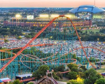 Easily Walk to ATT Stadium! Clean and Spacious - Arlington