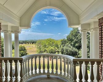 Country Mansion Estate w 5 King Bedrooms 60 acres & Lakes w Resort-style Pool - Benbrook - Balkon